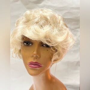 NWT Ensoleille Collection Wig SKE2L JOEY
Color 101 Gray White Curly Women's Wig
